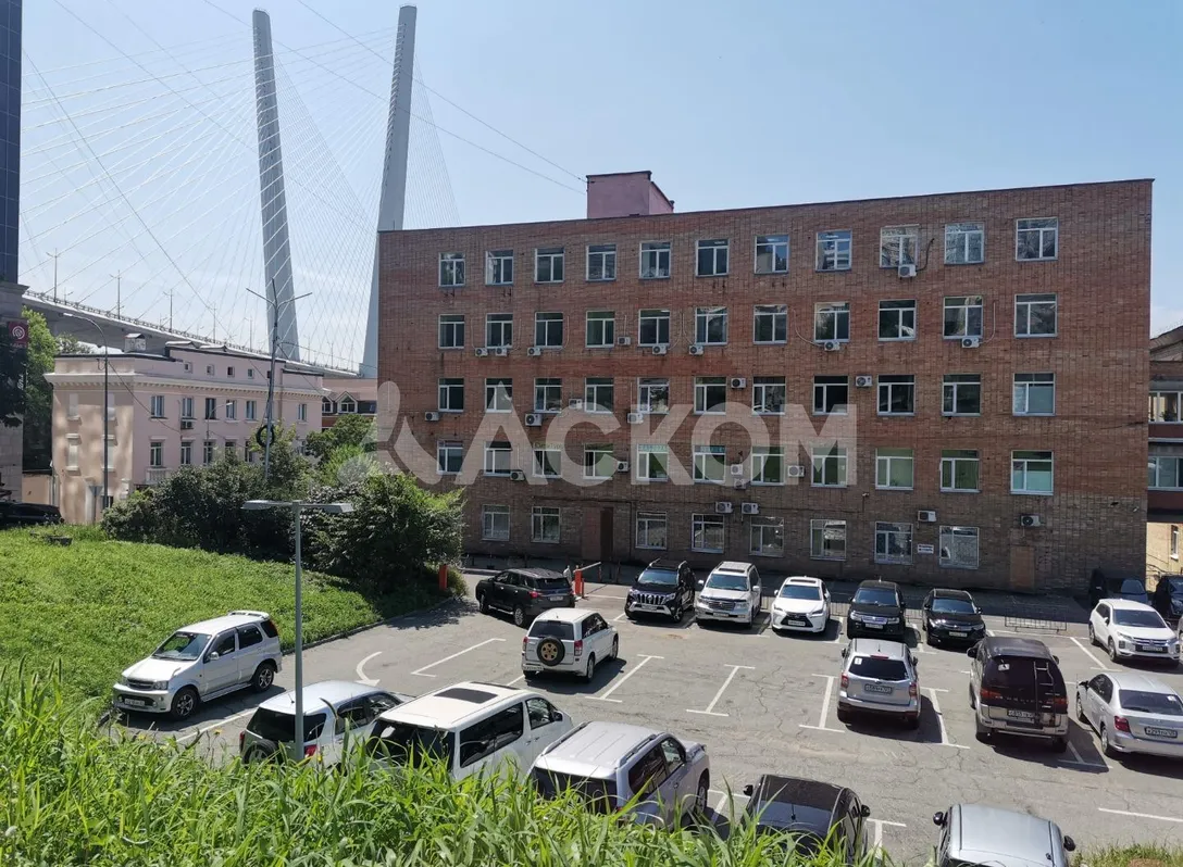 Часть административного здания в центре г.Владивостока